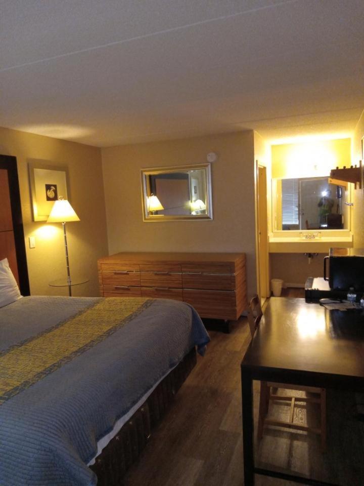Apm Inn And Suites Уинчестер Экстерьер фото