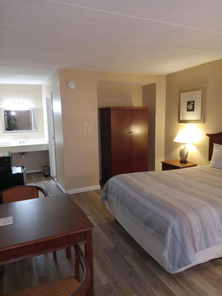 Apm Inn And Suites Уинчестер Экстерьер фото