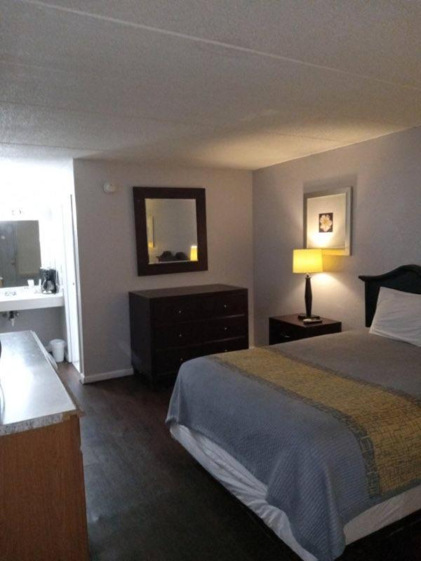 Apm Inn And Suites Уинчестер Экстерьер фото