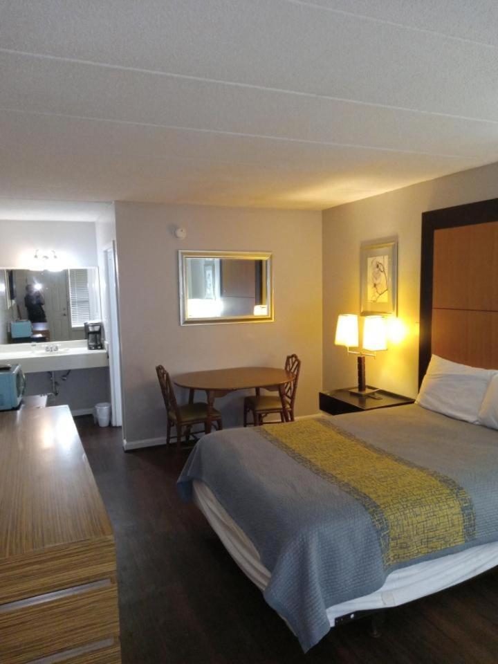 Apm Inn And Suites Уинчестер Экстерьер фото